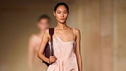 Spaghetti dress, l’abito sottoveste perfetto per un tuffo negli anni ‘90