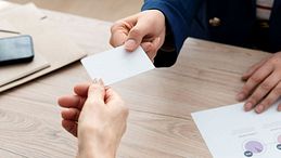 Abbiamo davvero (ancora) bisogno dei biglietti da visita?