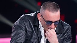 Kekko Silvestre in lacrime per la sorpresa dei Modà