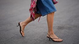 L’estate 2026 è in infradito, il sandalo più divisivo della moda torna sulla scena, tra tendenze e street style