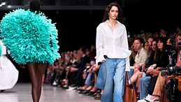 Camicia bianca: 5 modi di portarla secondo le sfilate PE26