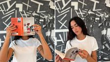 I libri sono tornati a essere un fenomeno pop: ecco cosa leggono le star 