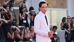 Robert Pattinson: cosa c’è dietro il soprannome “Daddy Batman” 
