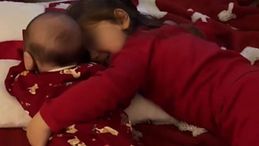 Claudia Dionigi, il dolce video dei figli davanti all'albero di Natale 