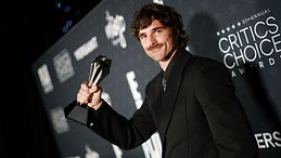 Critics Choice Awards 2026: vincitori e look che aprono la Award Season
