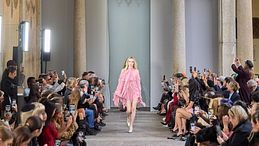 Milano Fashion Week SS26: in scena il romanticismo dark di Blumarine e l’artigianalità composta di Tod’s