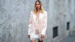 Slip dress: guida ai look di primavera tra passerelle e street style