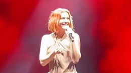 Noemi torna sul palco in stampelle dopo la caduta