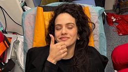 Rosalía aggiorna i fan dopo l’intossicazione alimentare: “Sto meglio”