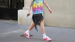 Sneakers colorate e leggere, ecco quali indossare quest’estate