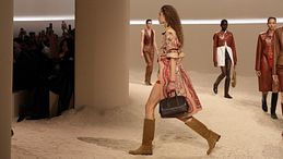 Paris Fashion Week SS26: Hermès, l’irresistibile eleganza timeless della tendenza pelle