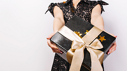 Scambio regali in grande stile: 3 mood e tante idee per i tuoi look