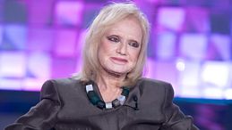Rita Pavone: "Papà butto dalle scale Teddy Reno e gli ruppe il braccio"