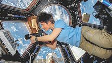 Astrosamantha - La donna dei record nello spazio