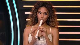 Samira Lui suona la colonna sonora di "Titanic"