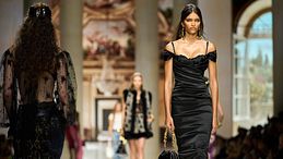 La sfilata Dolce&Gabbana Primavera/Estate 2027 celebra la stravaganza siciliana