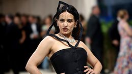 Rosalía, dal nuovo album LUX ai look che l’hanno consacrata icona di moda
