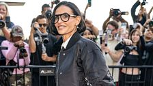 Demi Moore con il suo look alla New York Fashion Week è la nuova regina del preppy in chiave sartoriale