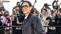 Demi Moore con il suo look alla New York Fashion Week è la nuova regina del preppy in chiave sartoriale
