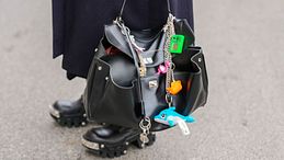 Charm mania, ovvero come trasformare la borsa in una dichiarazione di stile 