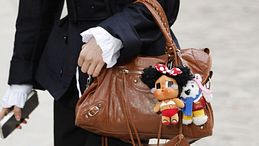 Charm mania, ovvero come trasformare la borsa in una dichiarazione di stile 