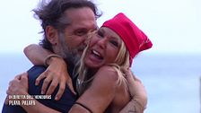 Matilde abbraccia il suo fidanzato Francesco