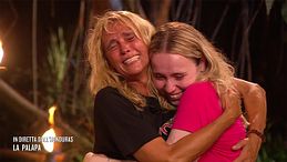 L'abbraccio tra Alessandra Drusian e sua figlia Angelica