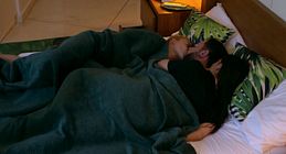 Rubén se besa con Andrea y Nieves protagonizando la siesta más 'hot' de la edición: "Parece que hoy aquí no se duerme"