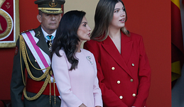 La Reina Letizia hace un guiño a la monarquía española con la elección de su look para el 12-O: "No lo ha hecho antes"