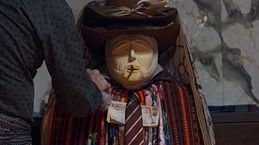 Así es Maximón, la deidad maya que recibe ofrendas de tabaco, alcohol y dinero los 365 días del año