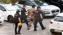 El momento en el que la Policía conduce al asesino de su pareja en Benidorm a la escena del crimen