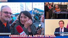 Martínez-Almeida ofrece una ruta alternativa a dos turistas afectados por el cierre de la estación de Metro de Sol
