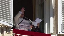 El papa León XIV evoluciona favorablemente y ya camina en la habitación: "Ha estado de buen humor"