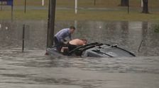 Un reportero y un ciudadano protagonizan el angustioso rescate de un conductor en las graves inundaciones de Australia