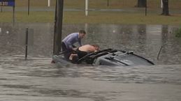 Un reportero y un ciudadano protagonizan el angustioso rescate de un conductor en las graves inundaciones de Australia