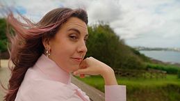 Carolina Iglesias presume de Oleiros: su castillo favorito, la empanada gallega perfecta y el recuerdo de Emilia Pardo Bazán