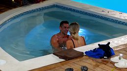 Náyades y Andrea, cada vez más cerca en el jacuzzi: "¿Fuera eres también así de activa?"