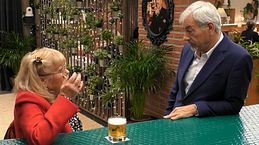 Carlos Sobera se queda sin palabras tras la surrealista conversación con Conchita en 'First Dates'