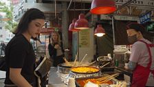 Gwangjang Market: el mercado de Seúl con 5.000 puestos donde se come tteokbokki y pulpo vivo