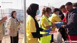 Así es la entrada de migrantes al campamento del puerto de Ceuta: pulseras y cacheos