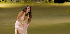 Paola irrumpe por sorpresa en Villa Playa y se enfrenta a Irini mientras Sergio está en su hoguera