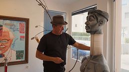 Villaricos: el pueblo donde veranea David Bisbal y un artista cubano crea esculturas de papel únicas en el mundo