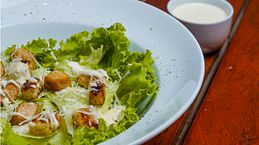Ensalada césar y tacos mexicanos: dos platos con una historia y un origen fascinante