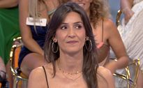 Sara, soltera de 50 años, impacta con su llegada a 'Amor… ¡O lo que surja!'