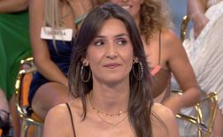 Sara, soltera de 50 años, impacta con su llegada a 'Amor… ¡O lo que surja!'