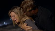 Yuli escapa de ‘Villa Deseo’ para ir a ver a Lucas, pero Óscar la para en la playa y la consuela en la cama
