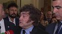 La llamativa tirita en el cuello de Javier Milei y su retahíla de improperios contra Pedro Sánchez, protagonistas en su visita a España: “Revolucionó todo”