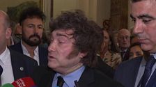 La llamativa tirita en el cuello de Javier Milei y su retahíla de improperios contra Pedro Sánchez, protagonistas en su visita a España: “Revolucionó todo”