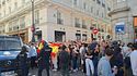 Tensión y enfrentamiento entre grupos de asistentes al desfile militar del 12 de octubre y los acampados en Sol por la crisis de la vivienda