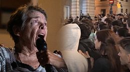 El emotivo aplauso y minuto de silencio por la muerte de Maricarmen en la Puerta del Sol: símbolo de las protestas por la vivienda
